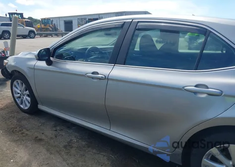 2019 Toyota Camry Le z USA, uszkodzony, nr VIN 4T1B11HK2KU771648